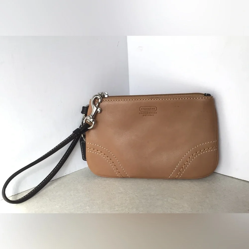 Coach leather Tan elegant Wristlet